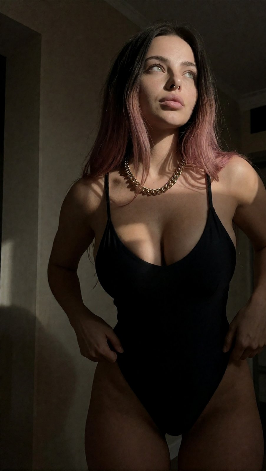 Elisabeth in a black outfit in warm evening light